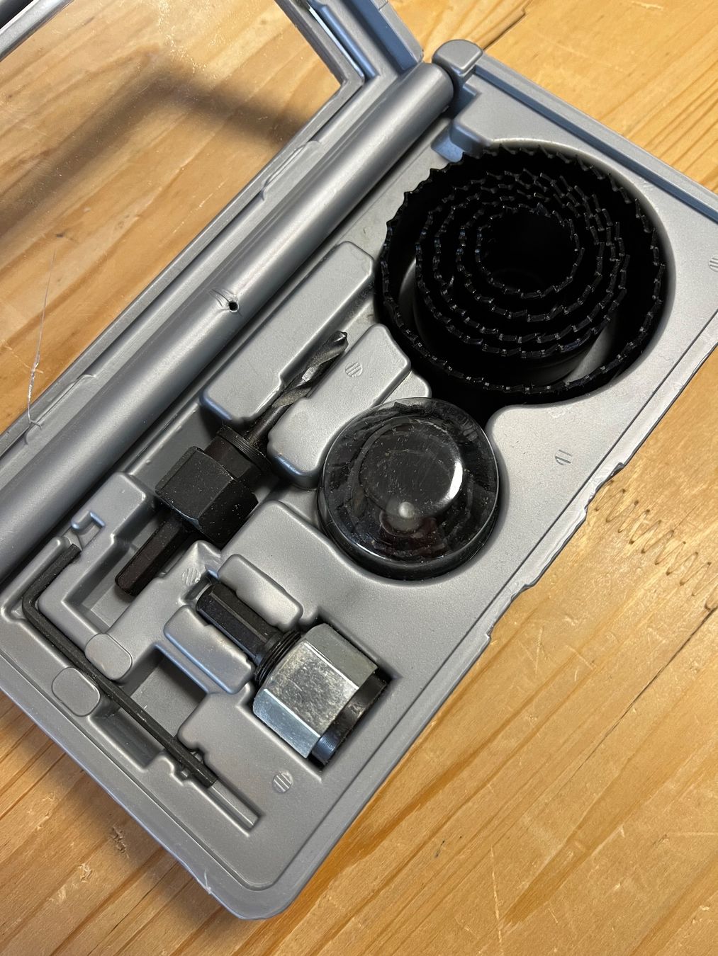 Trapani: Hole Saw Set Accessories for Power Drill in Case – Usato da Leysin venduto da nevin.mccallum 1