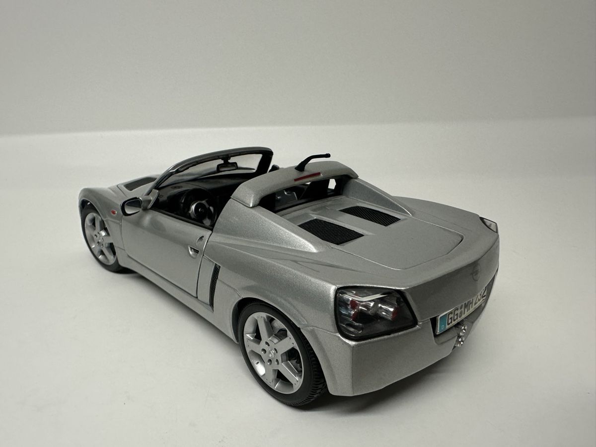 Maisto Modellautos: Opel Speedster 1:18, silber, Maisto – Gebraucht aus Zofingen von  4