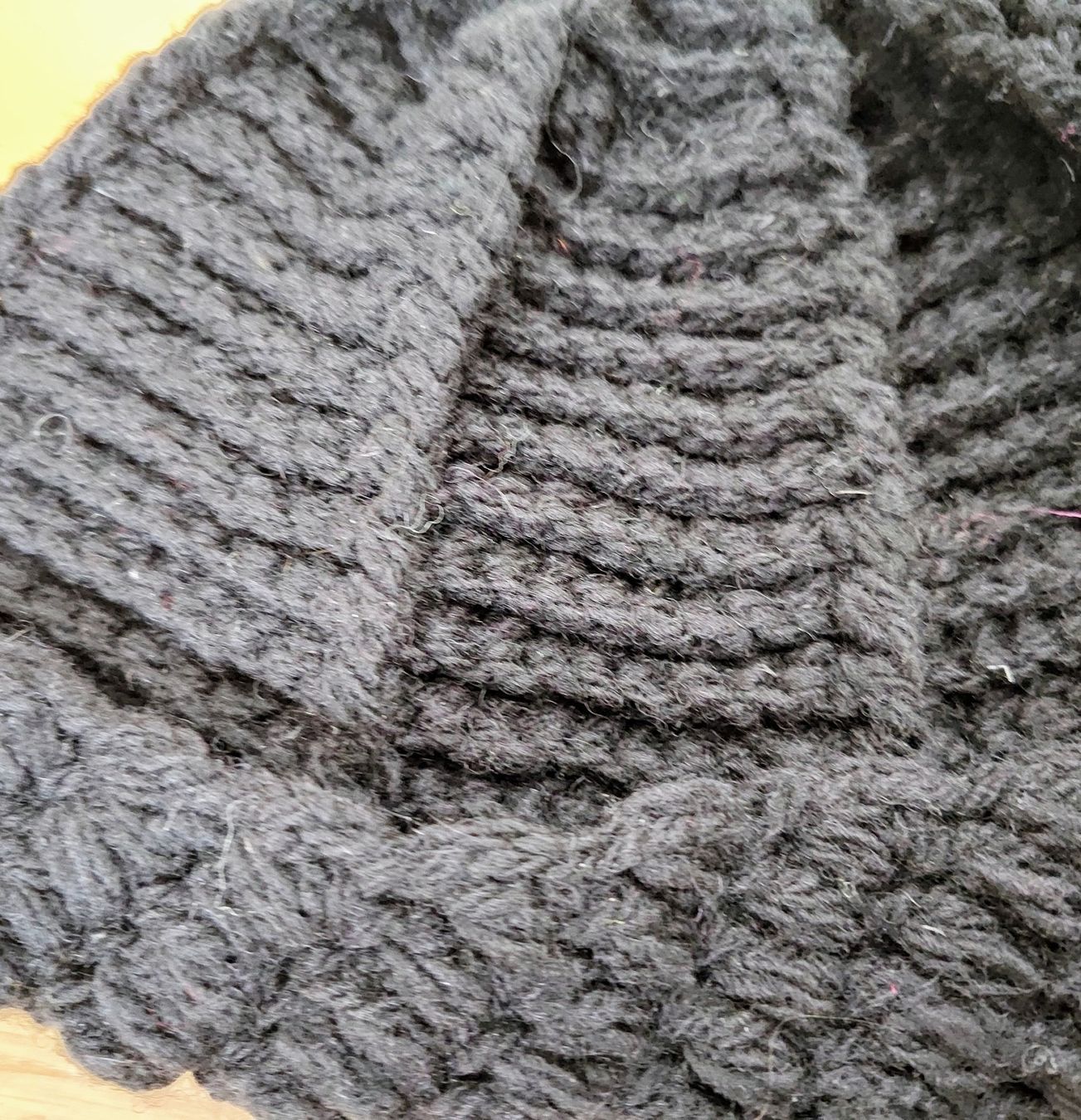 Altro abbigliamento per bambino: Joli bonnet noir crocheté main – Nuovo (secondo la descrizione) da Carouge GE venduto da for_8yym 2