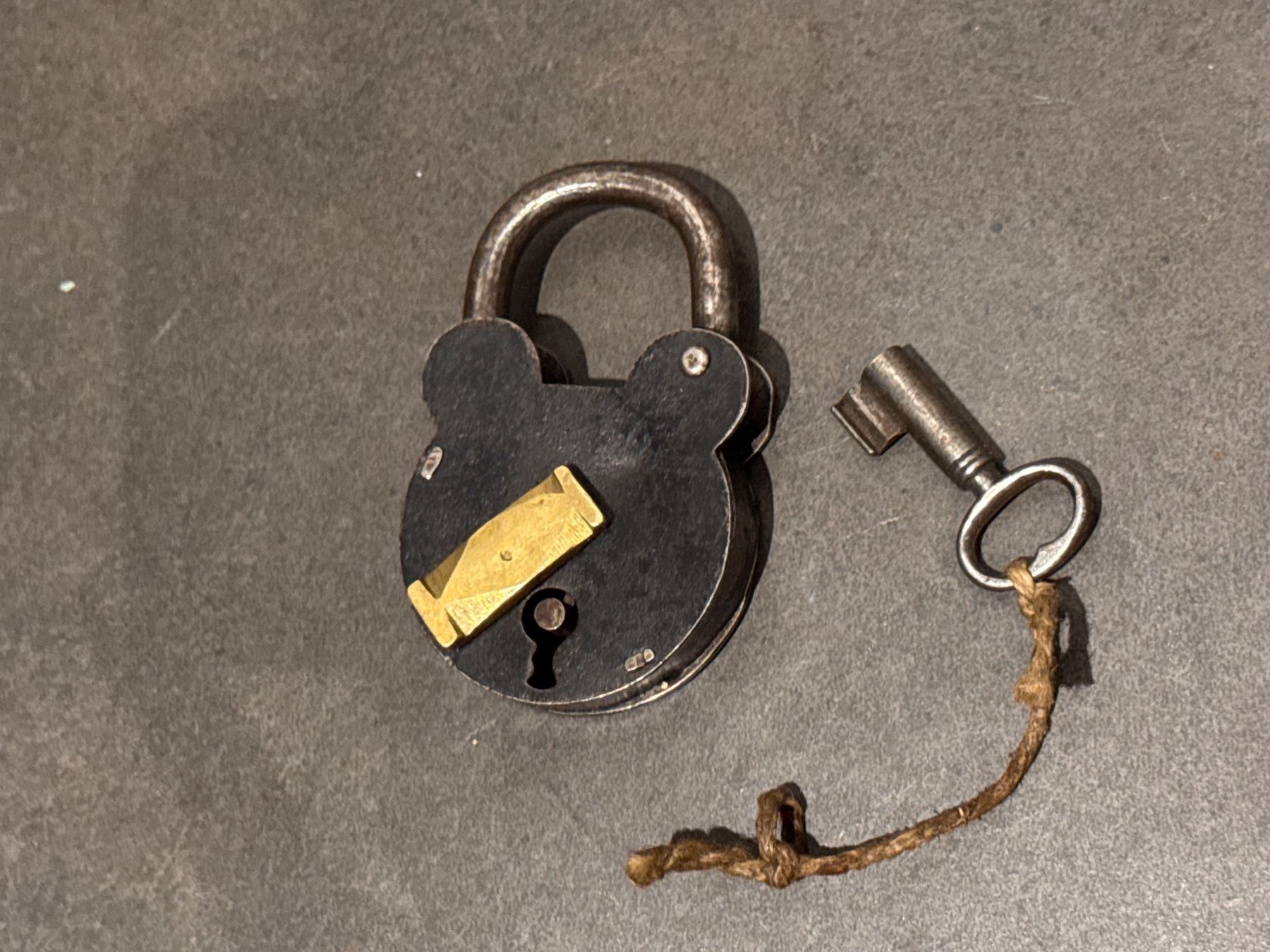 Cadenas: Antikes Vorhängeschloss MIT Schlüssel – D'occasion à Rothrist par Fondgruebe 4