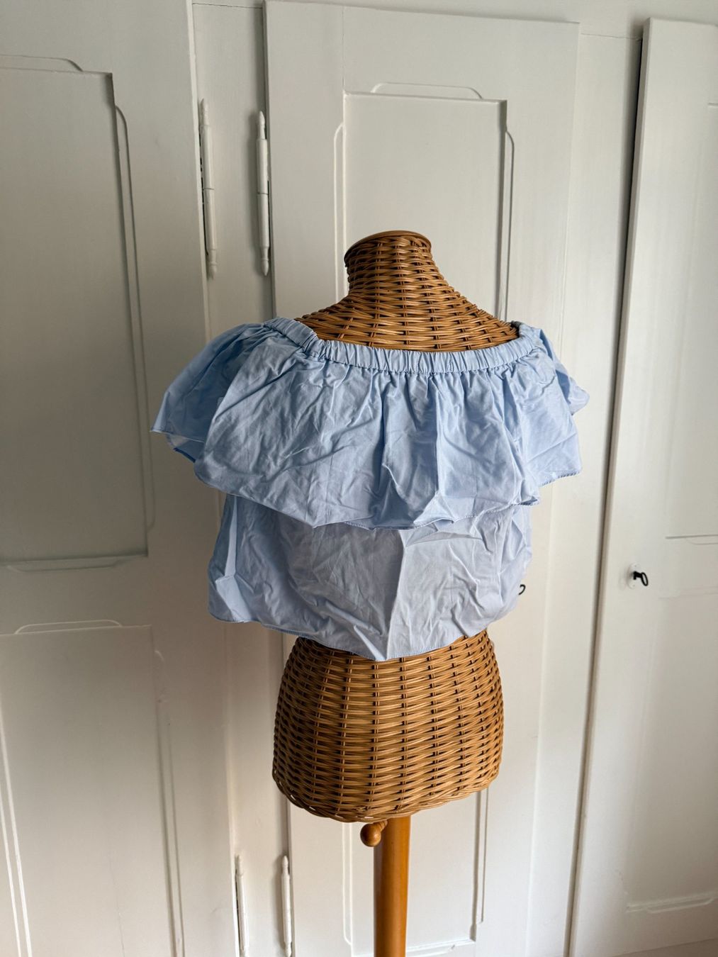 Bershka Tops: BERSHKA - Carmen-Top hellblau mit Volants L – Gebraucht aus Zürich von Diazaio 2