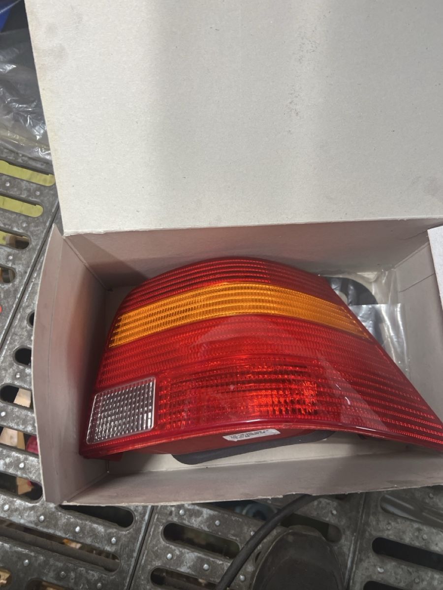VW Fari: Phare arrière droite ce golf 4 neuf – Nuovo e nell'imballaggio originale da Vérossaz venduto da con_nch8