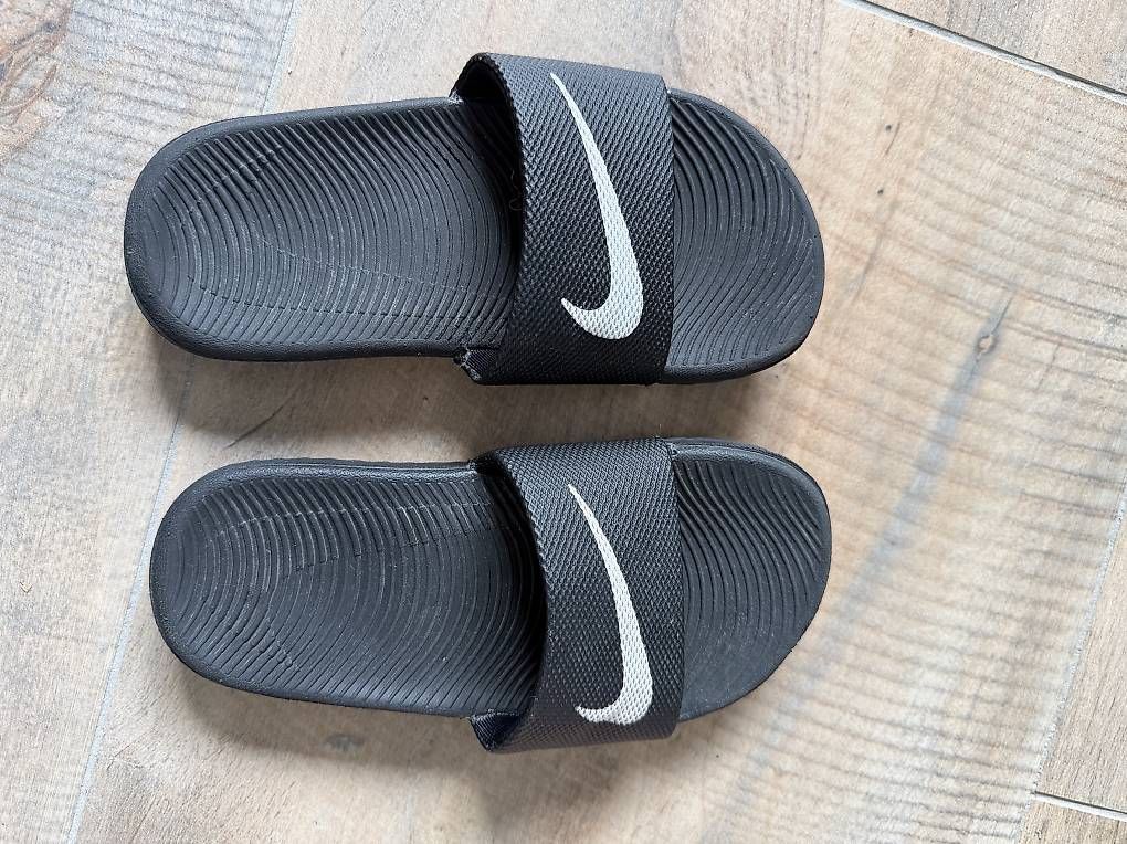 Scarpe per ragazzi: Nike Slipper Grösse 27 – Usato da Othmarsingen venduto da Oepfel