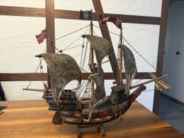 Segelschiff aus Holz gefertigt