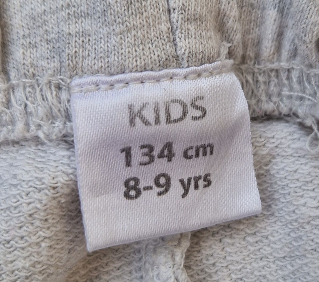 Pantaloni: Mädchen Freizeithose 134, Hellgrau mit Schleifen (8-9 J.) – Usato da Muri b. Bern venduto da rol_xtf8 2