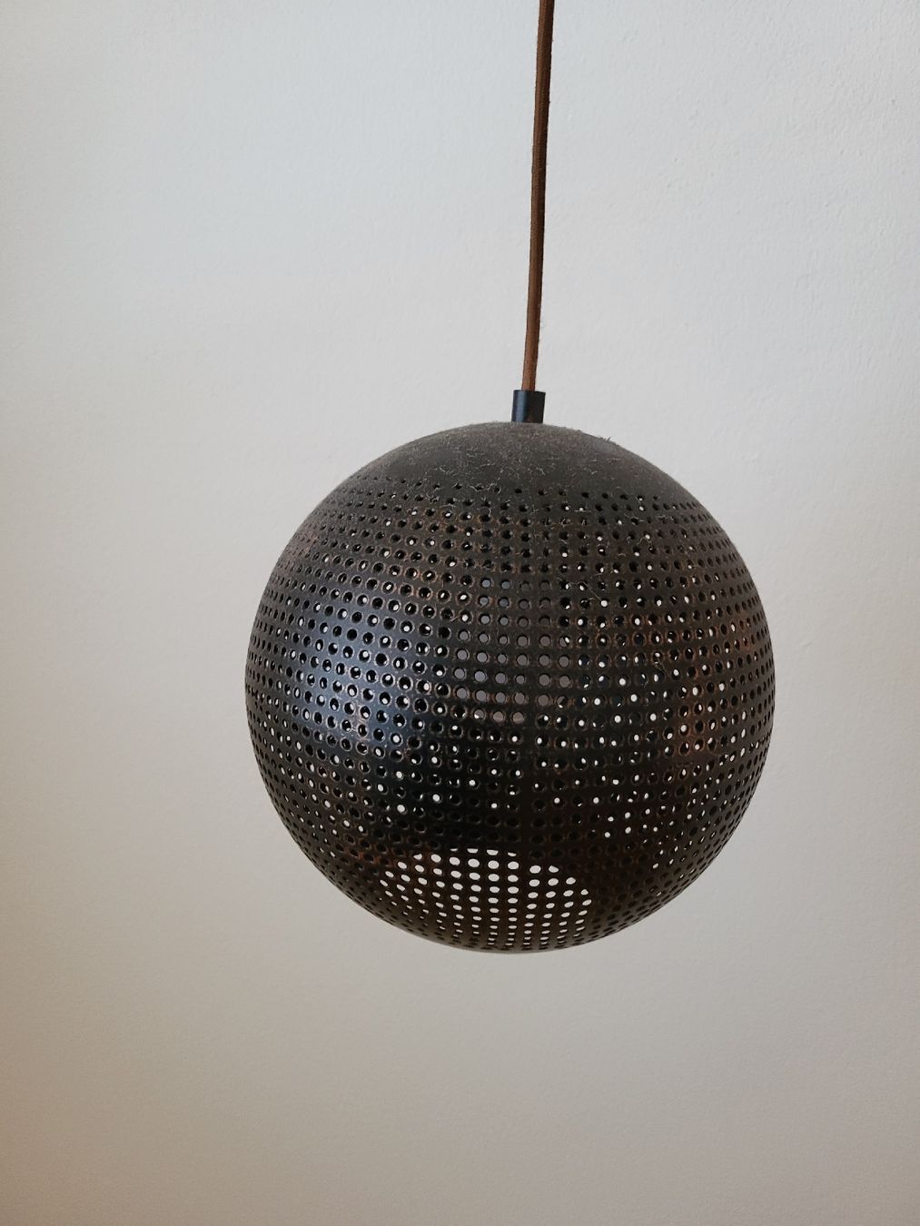 Lampes: Hängeleuchten Kugel Lochmuster Dunkelbraun – D'occasion à Gähwil par Ste_Holz
