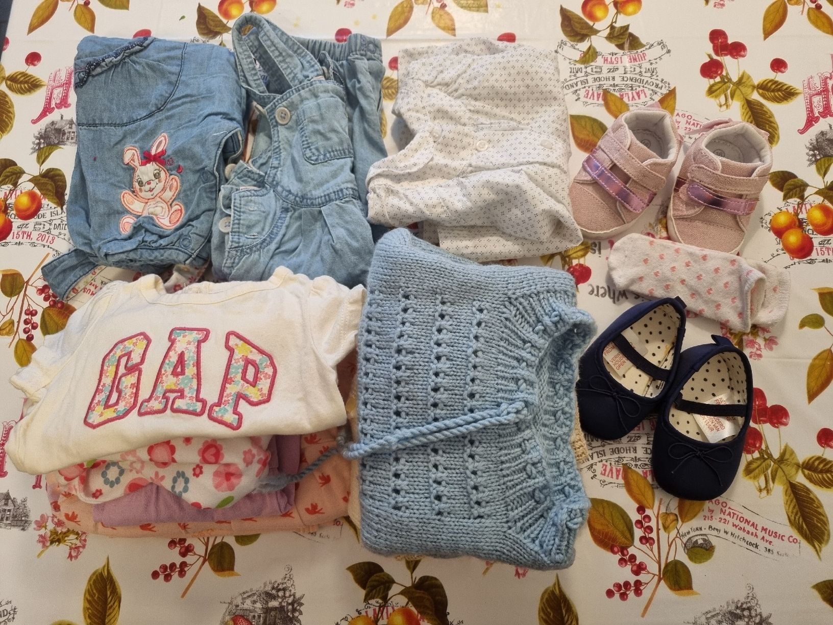 Lotti & Set di vestiti: Baby Kleiderpaket Mädchen Gr.50-56 – Usato da thalwil venduto da Raishin720