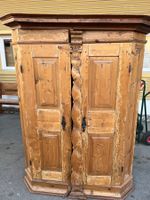 Uralter 2-teiliger Schrank mit original Beschlägen