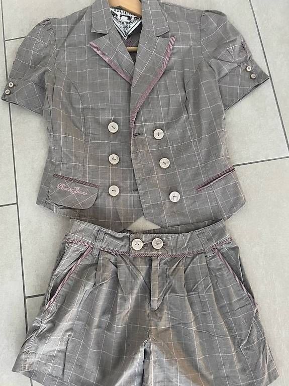 Lotti di vestiti: Blazer & shorts Guess – Usato da Bulle venduto da Preteni