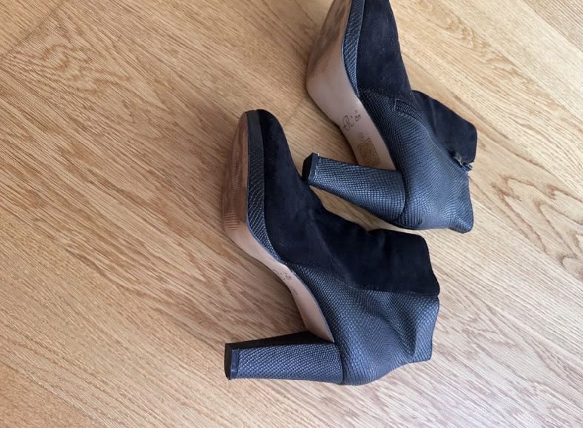Scarpe da donna: Schwarze Stiefeletten, Gr. 39 – Usato da Basel venduto da Meli-92 1