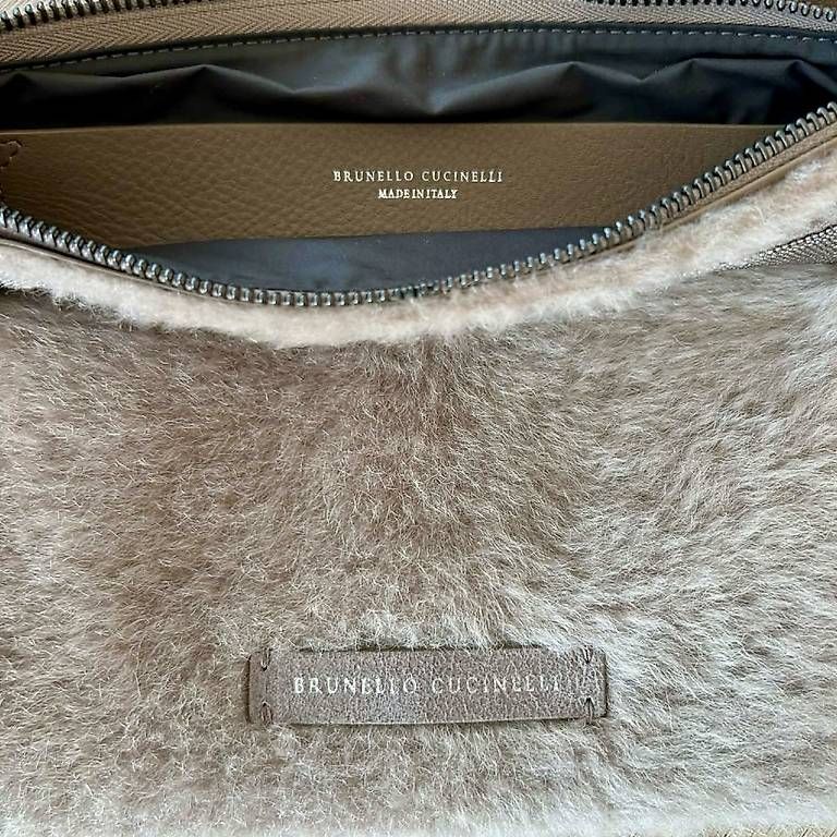 Borse da donna: Brunello Cucinelli Shearling Pouch mit Monili-Details – Nuovo e nell'imballaggio originale da Emmetten venduto da kel_982x 4