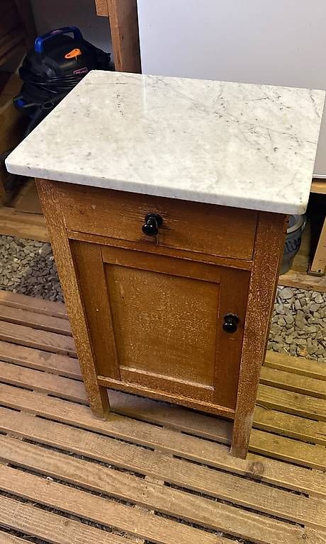 Tables de nuit: Nachttisch  – D'occasion à Matten(St.Stephan) par ren_r8tw 1