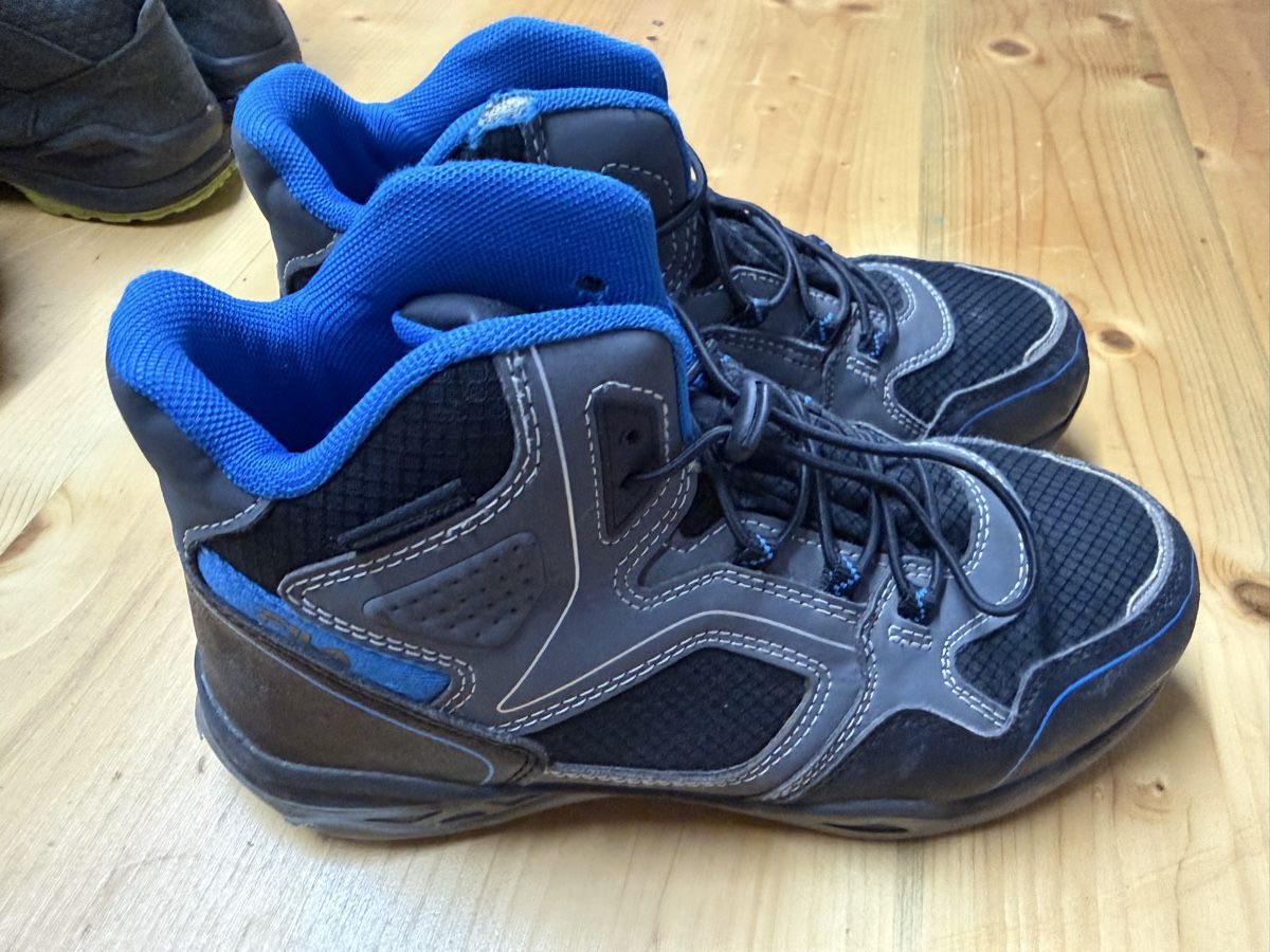 Scarpe per ragazzi: Gebrauchte Wanderschuhe, Winterfest, Grösse 36, Schwarz/Blau – Usato da Mosnang venduto da Dojajolele