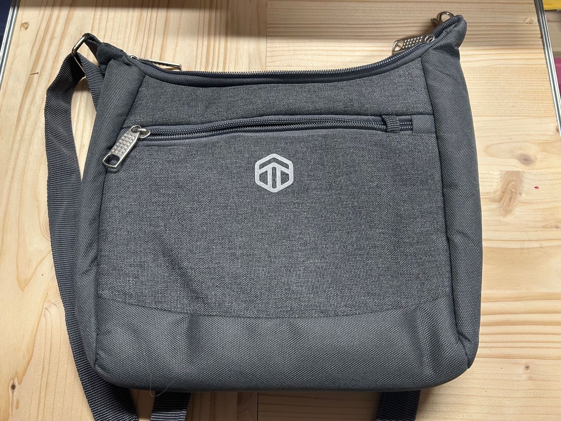 Taschen für Damen: Diebstahlsichere Handtasche – Neu (gemäss Beschreibung) aus Bassersdorf von Winti8406