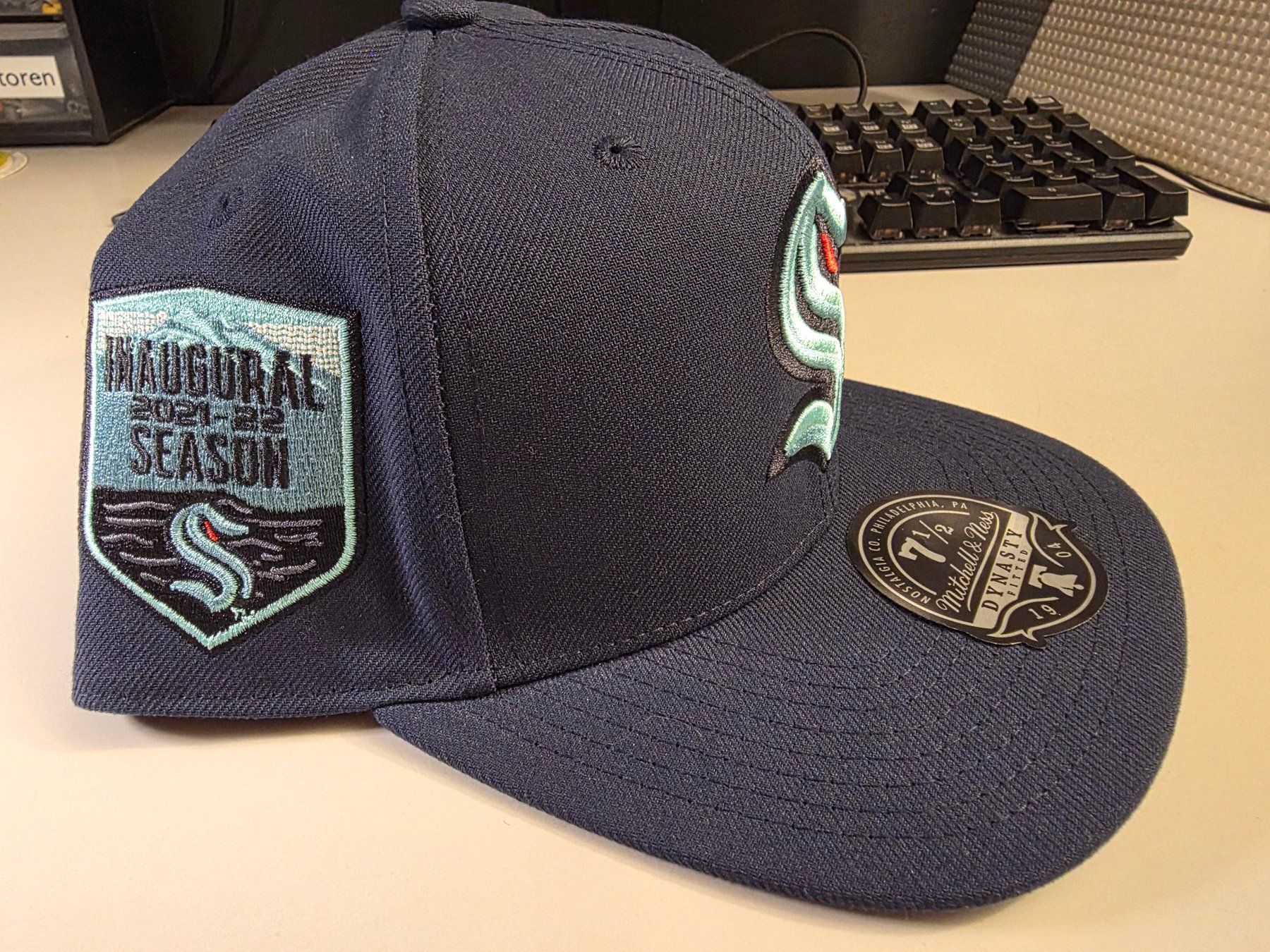 Mitchell & Ness Copricapi, berretti & cappellini: Cap Mitchell & Ness Dynasty Fitted 7 1/2 Seattle Kraken – Nuovo e nell'imballaggio originale da Mörigen venduto da Gadgeteer 1