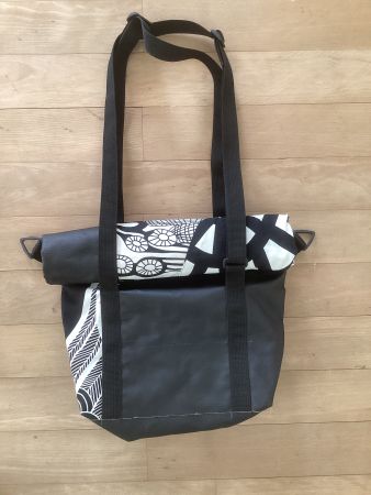 Stylische Umhängetasche schwarz/weiss Muster Unikat