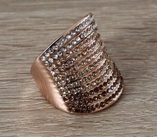 Fingerring mit Strasssteinen