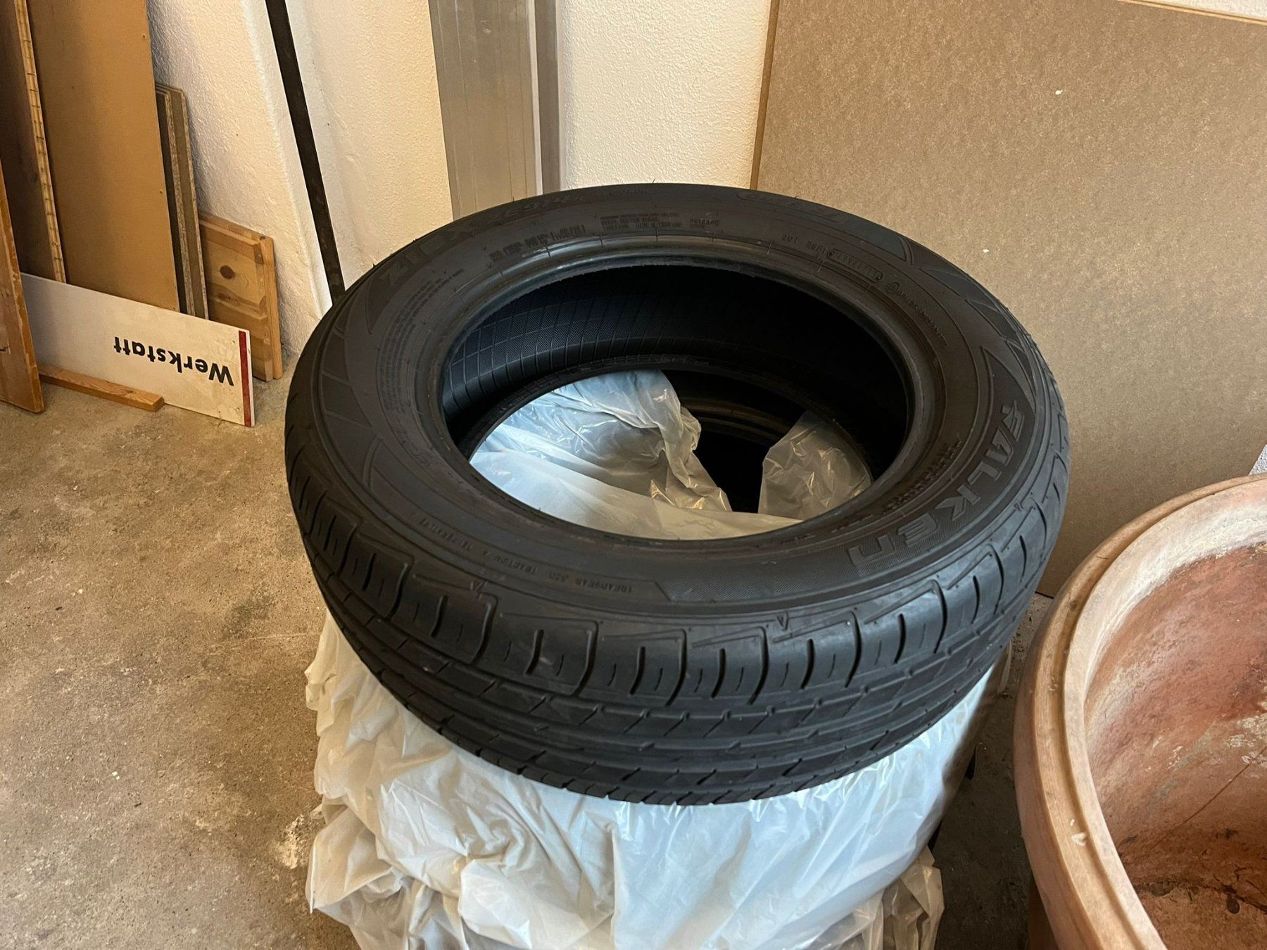 Volkswagen Pneumatici & Ruote complete: Sommerpneu VW Passat B8 Kombi – Usato da Bülach venduto da LU213