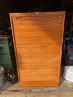 Ancien meuble à rideau en bois