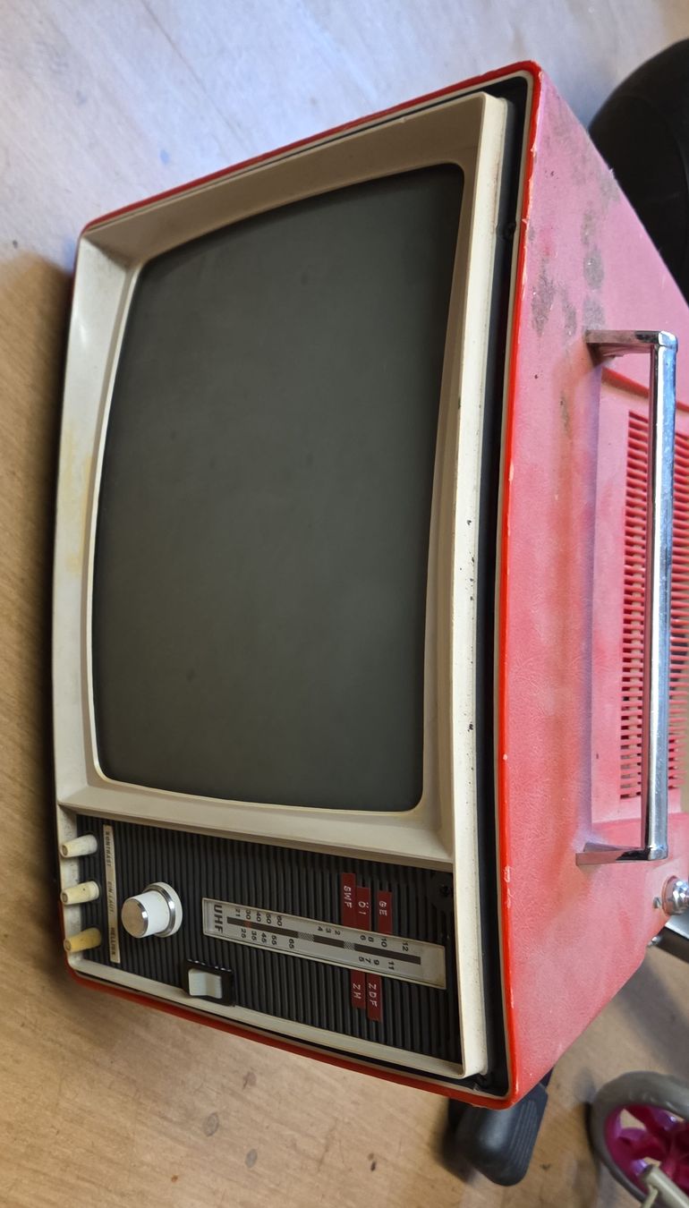 Fernseher: Röhrenfernseher tragbar rot – Defekt aus Wettingen von DonRicardos
