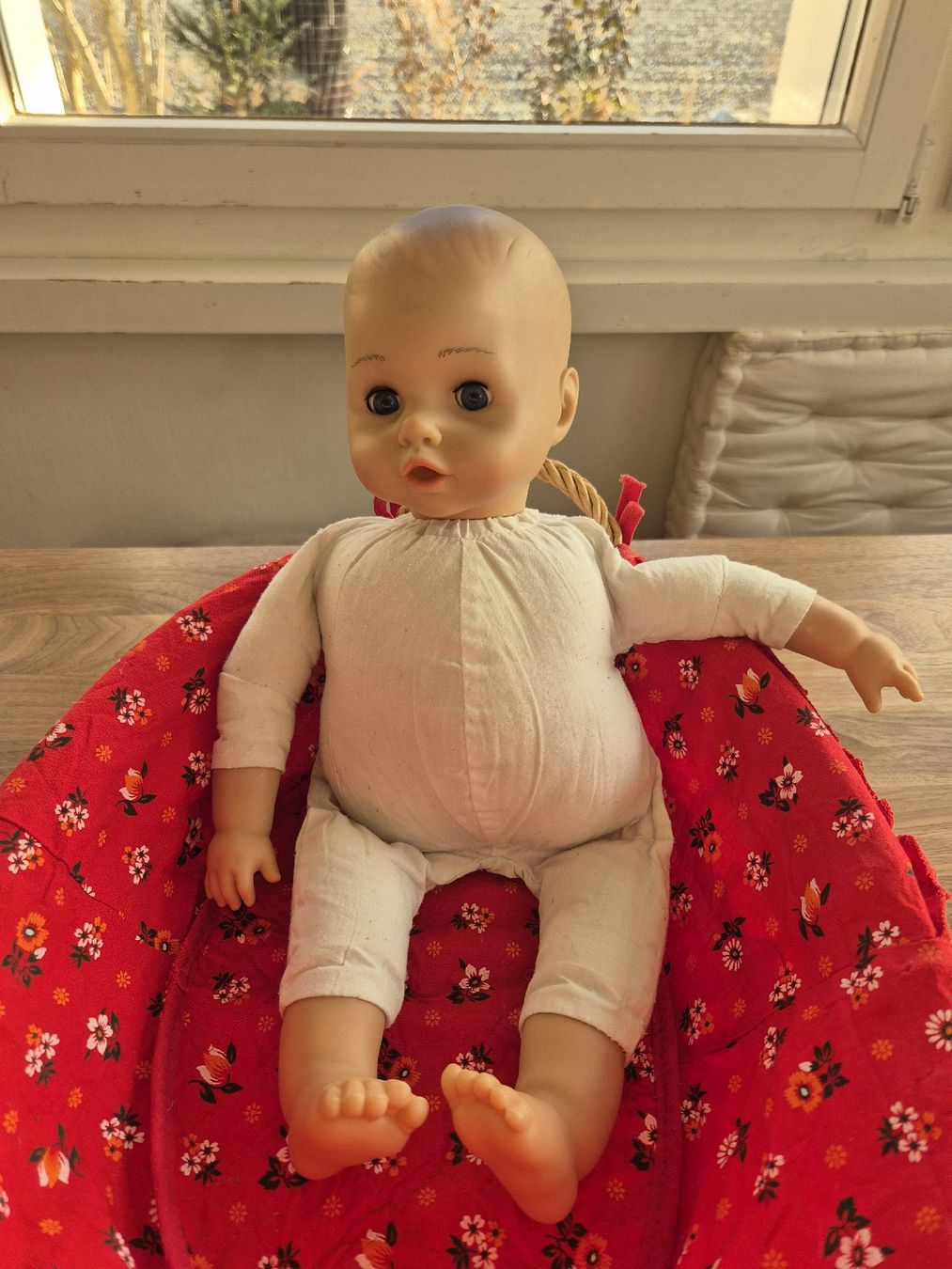 Puppen: Poupée 'bébé' avec habits et accessoires, couffin/corbeille – Gebraucht aus Domat/Ems von ver_7q9b 1