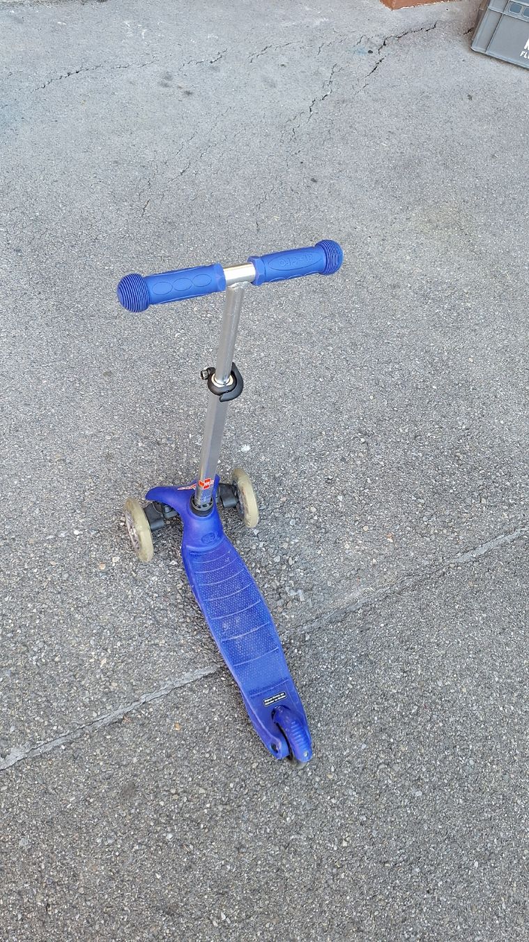 Giocattoli: Kinderroller blau mit Helm mintgrün gebraucht – Usato da Bergdietikon venduto da ele_kwb9 1