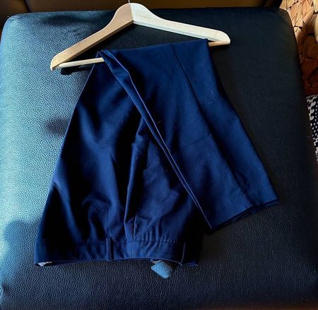 Lange Hosen, leichter Stoff und gerade geschnitten