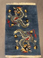 Chinesischer Teppich mit Drachenmotiv