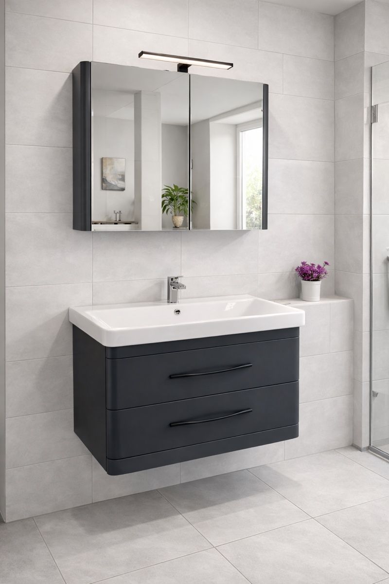Mobili per bagno: Neues Badmöbel mit Spiegelschrank 80 cm breit – Nuovo (secondo la descrizione) da Root venduto da Lavaline