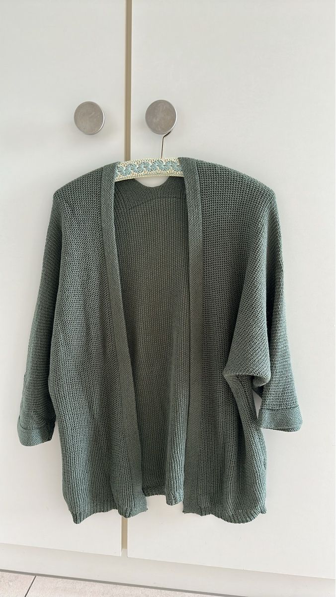 Giacche: Neue Olivgrüne Strickjacke Grösse One – Nuovo (secondo la descrizione) da Langnau aA venduto da Camelia14 1