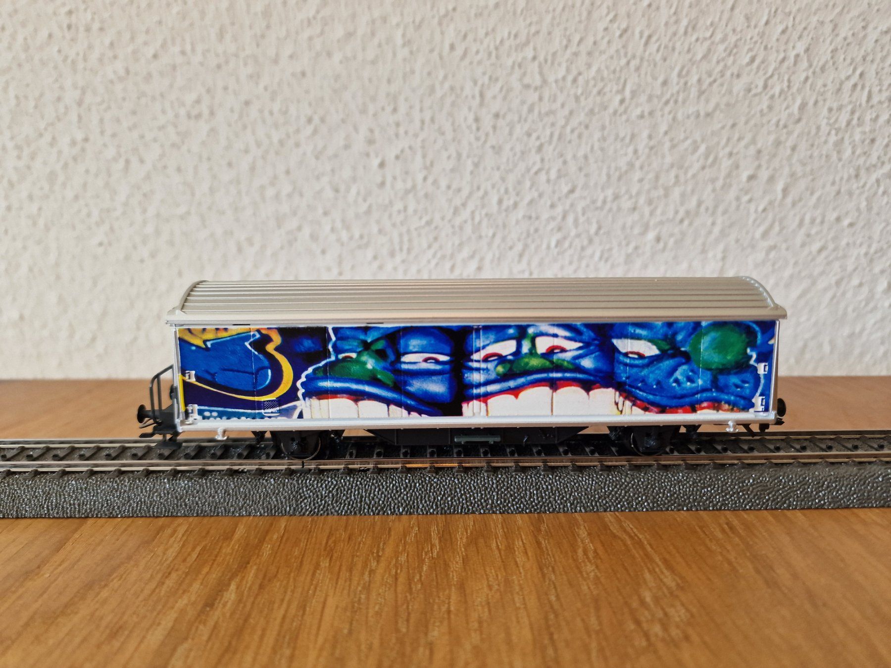 Märklin Modelleisenbahnen: Märklin Graffiti Güterwagen H0 – Gebraucht aus Matten b. Interlaken von lor_hr9w
