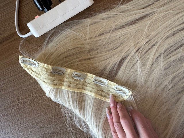 Parrucche: Kunsthaar Extensions blond Clip ca 60cm – Nuovo (secondo la descrizione) da Opfikon venduto da onlineschweiz 1
