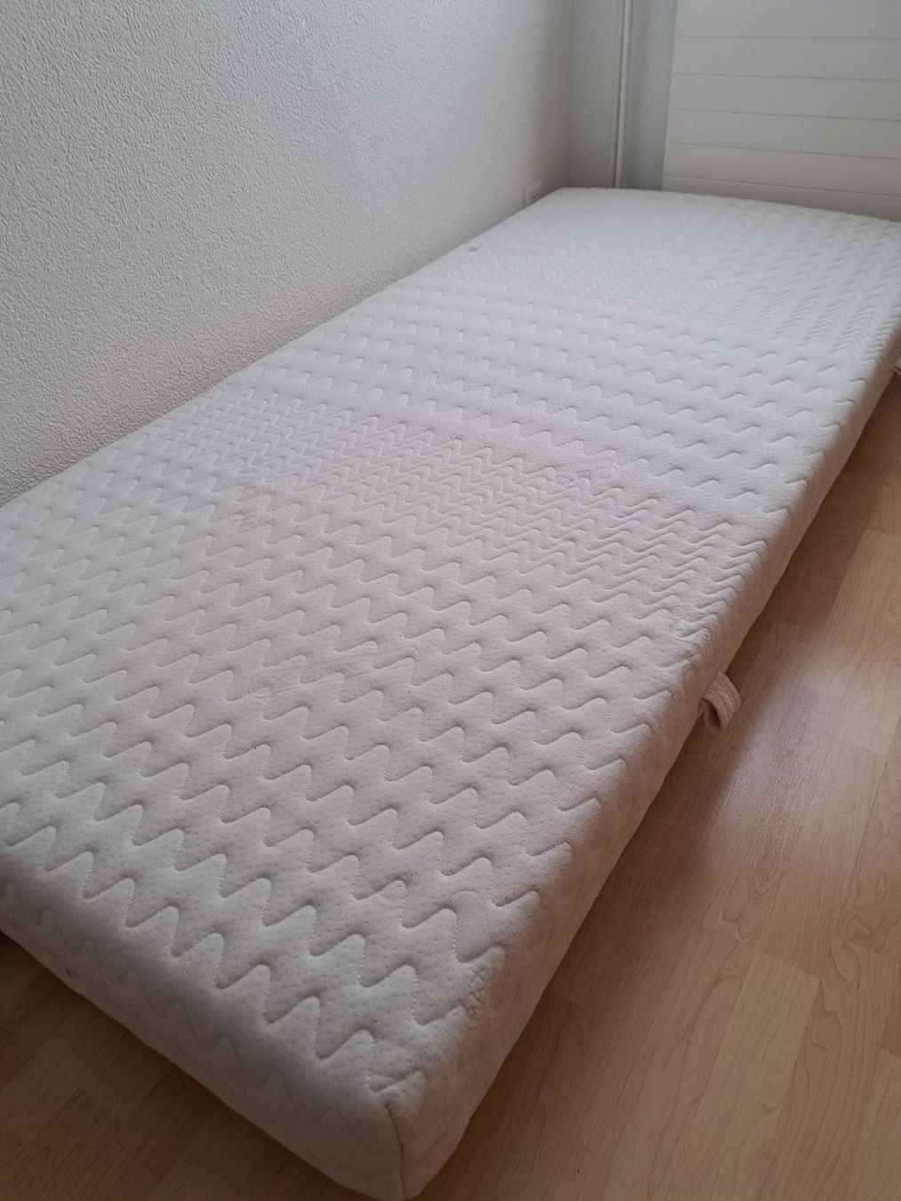Betten: Lattenrost mit Matratze 90x200 – Gebraucht aus Richterswil von FabioSB 1