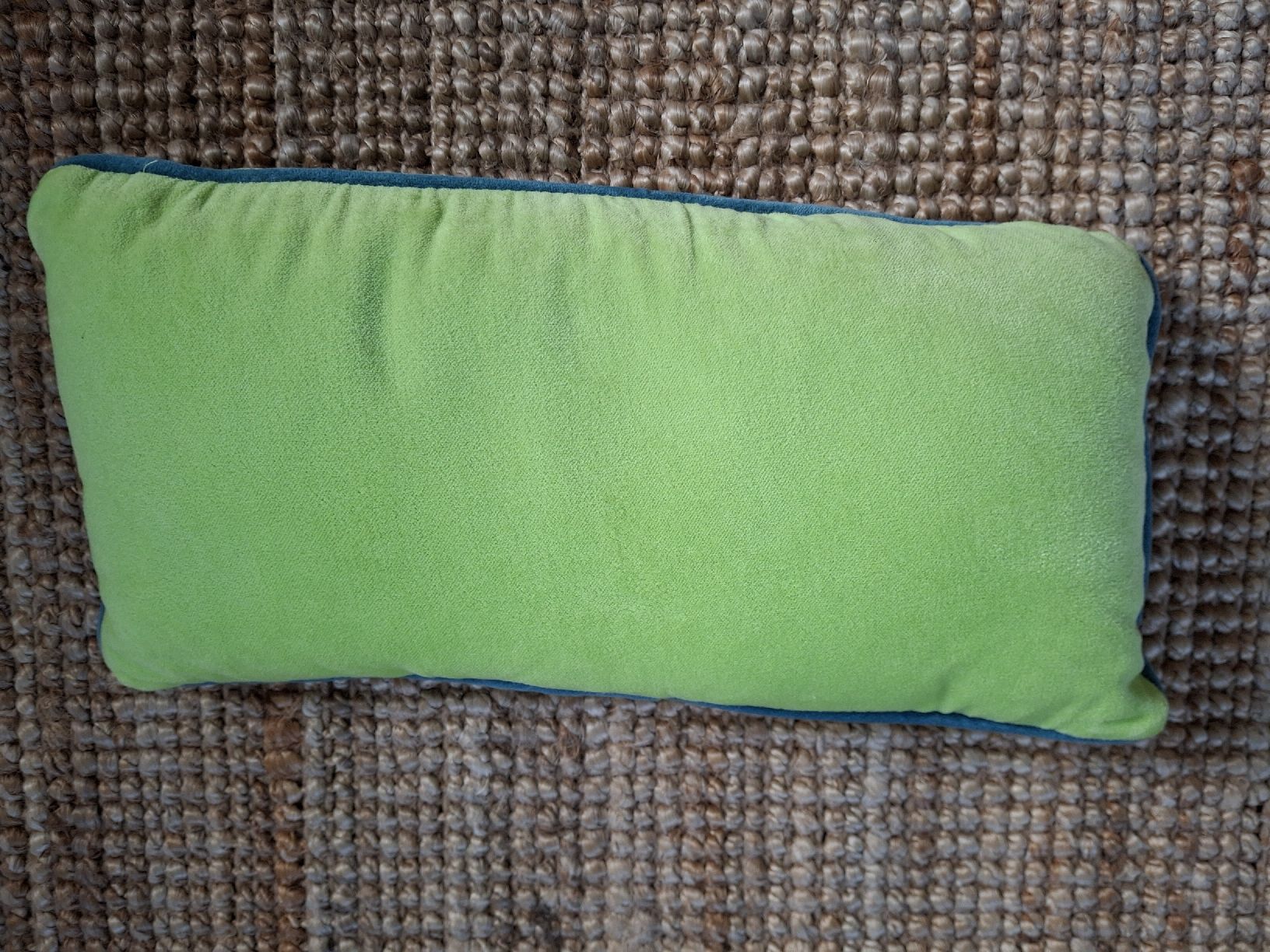 Coussins: Coussin vert à liseret bleu effet mousse – D'occasion à Lausanne par Cognitia 1