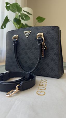 Guess Noelle 4G Logo Handtasche schwarz