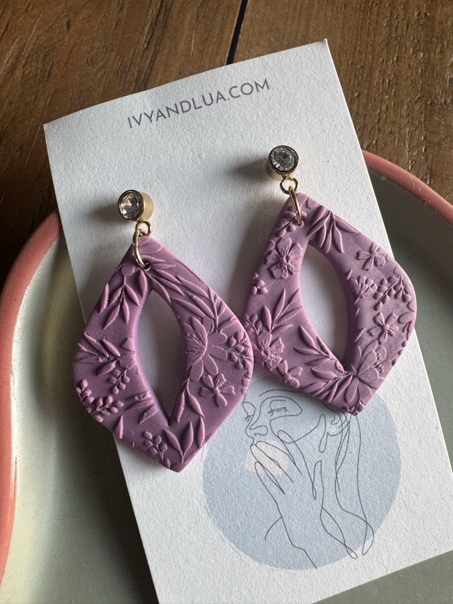 Boucles d'oreille: Ohrringe Ivy and Lua lila Blumenmuster  – Neuf avec emballage d'origine à Männedorf par roc_fts9 1