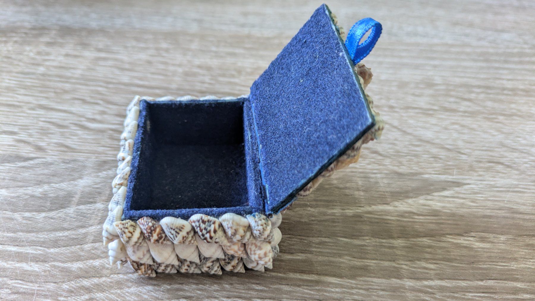 Schmuckkästen: Piccola scatola decorativa con conchiglie e velluto blu – Gebraucht aus Claro von Dona1785 2