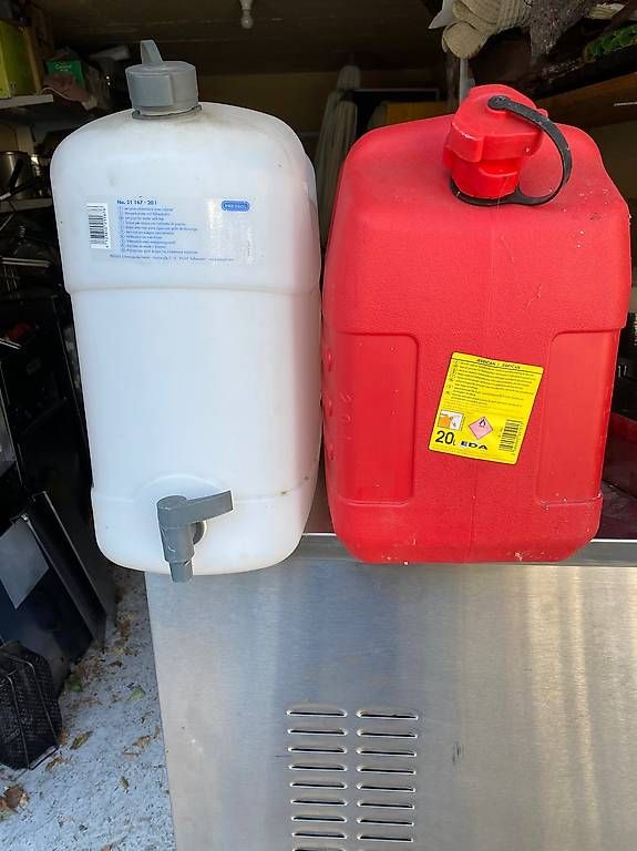 Taniche per benzina: 2 jerrican 20 litres – Usato da Martigny venduto da seater