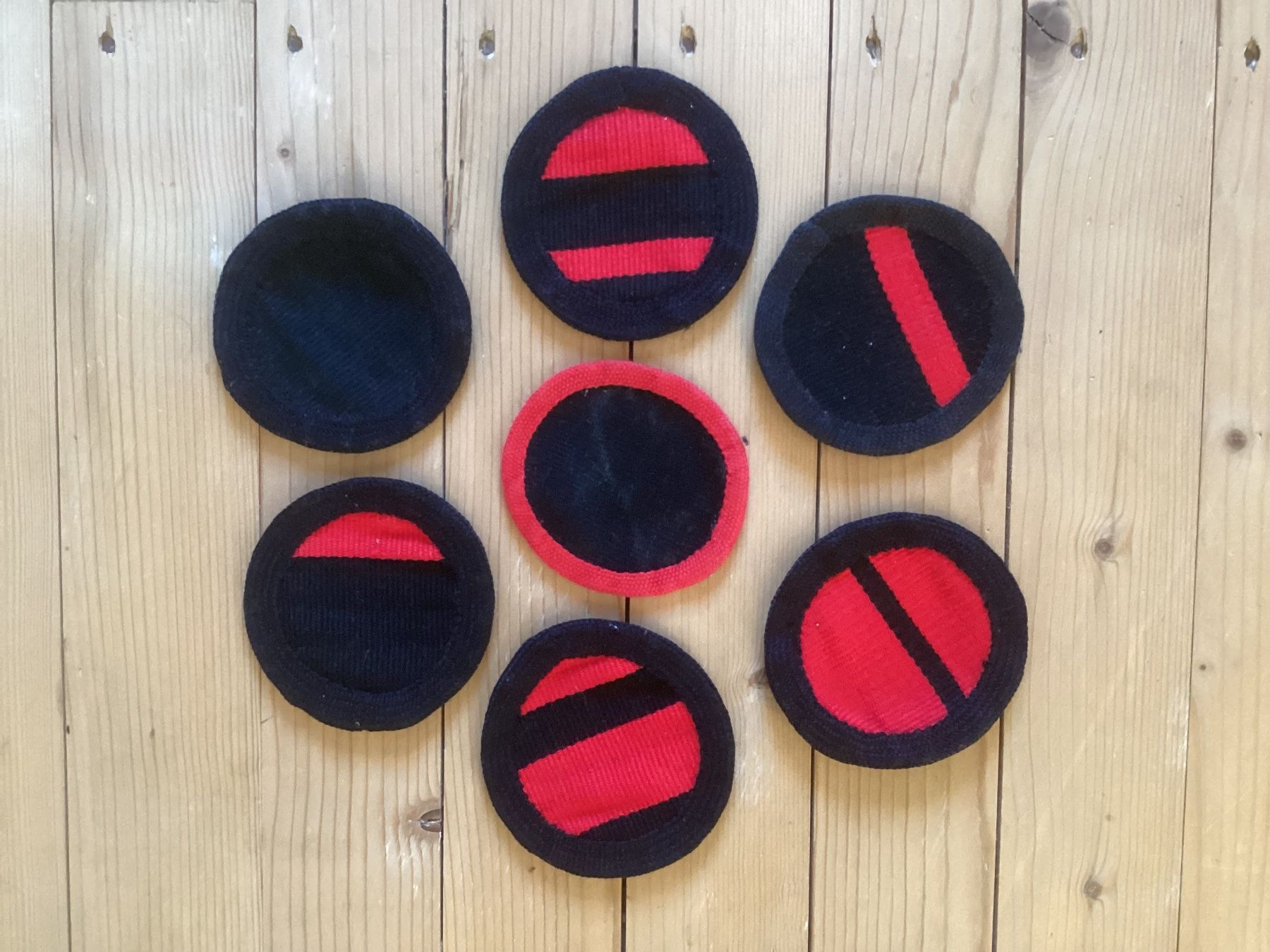 Set di tavolo e panche: 6 Tischsets: rot, schwarz plus… – Usato da Muttenz venduto da bar_ws7n 2