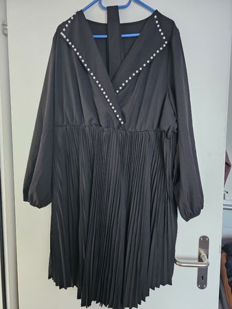 Kleid mit Perlen und Plisee Gr. 4XL  schwarz und Bändel