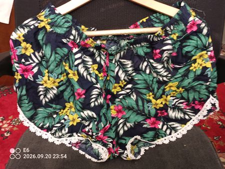 Geblümte Shorts mit Spitzen