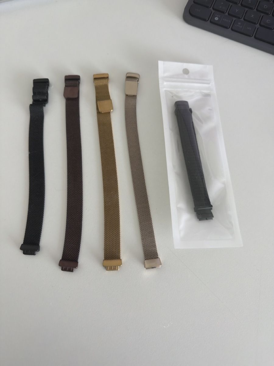 Fitbit Montres: Fitbit Luxe Fitness Tracker mit 5 Armbändern – D'occasion à Langnau am Albis par Daniel1966 2