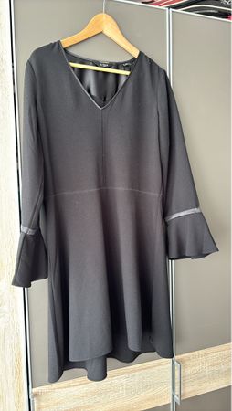 Kleid schwarz mit ausgestellten Armeln neuwertig
