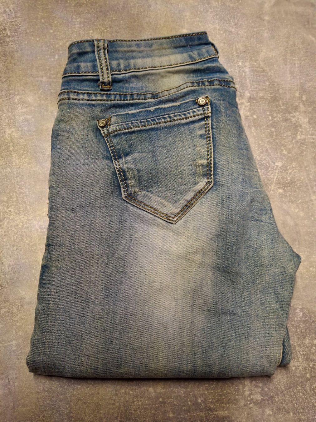 Jeans: Pantalon jeans taille M marque Newplay – Gebraucht aus Villiers von san_jn5w 9