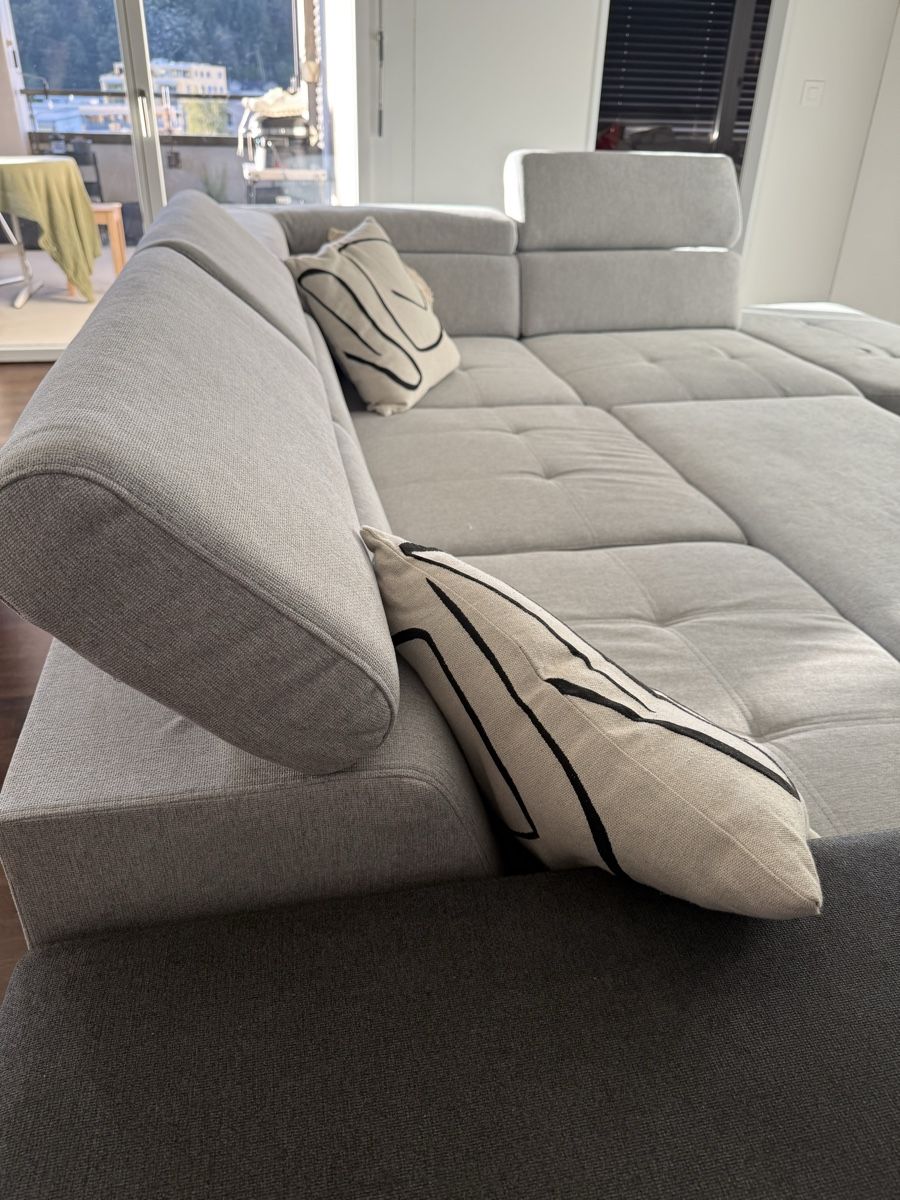 Conforama Sofas: Ecksofa hellgrau dunkelgrau mit zwei Hocker gebraucht – D'occasion à Ebikon par celine1603 5