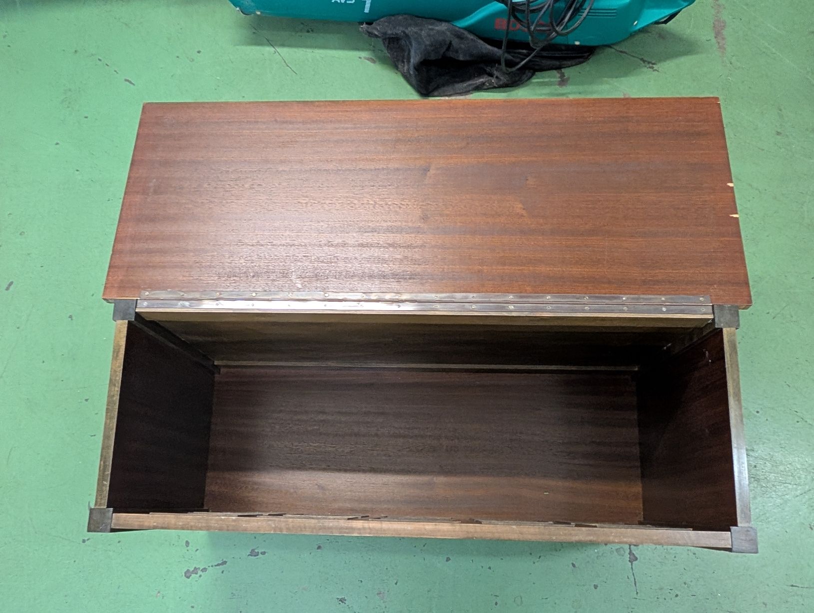 Cassapanche: Holztruhe mit Kassettenfront, dunkel – Usato da Pratteln venduto da Cartonsducoeur_bl 2