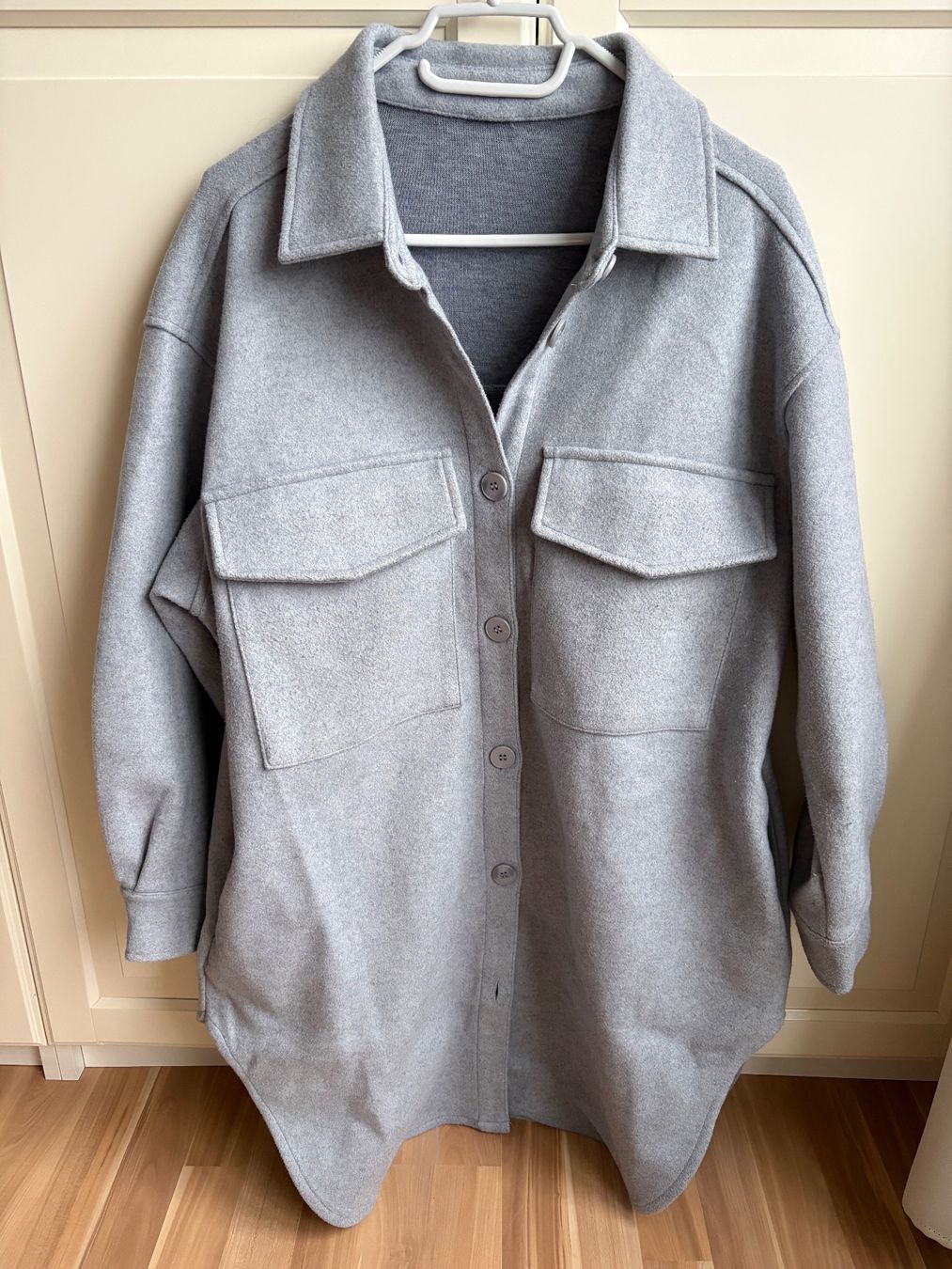 Giacche: Graue Jacke. Lange warme Hemdbluse – Usato da Oetwil an der limmat venduto da Sual 1