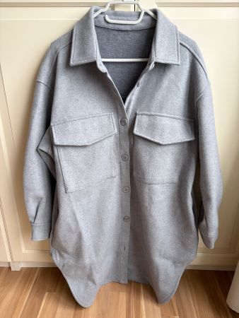 Graue Jacke. Lange warme Hemdbluse