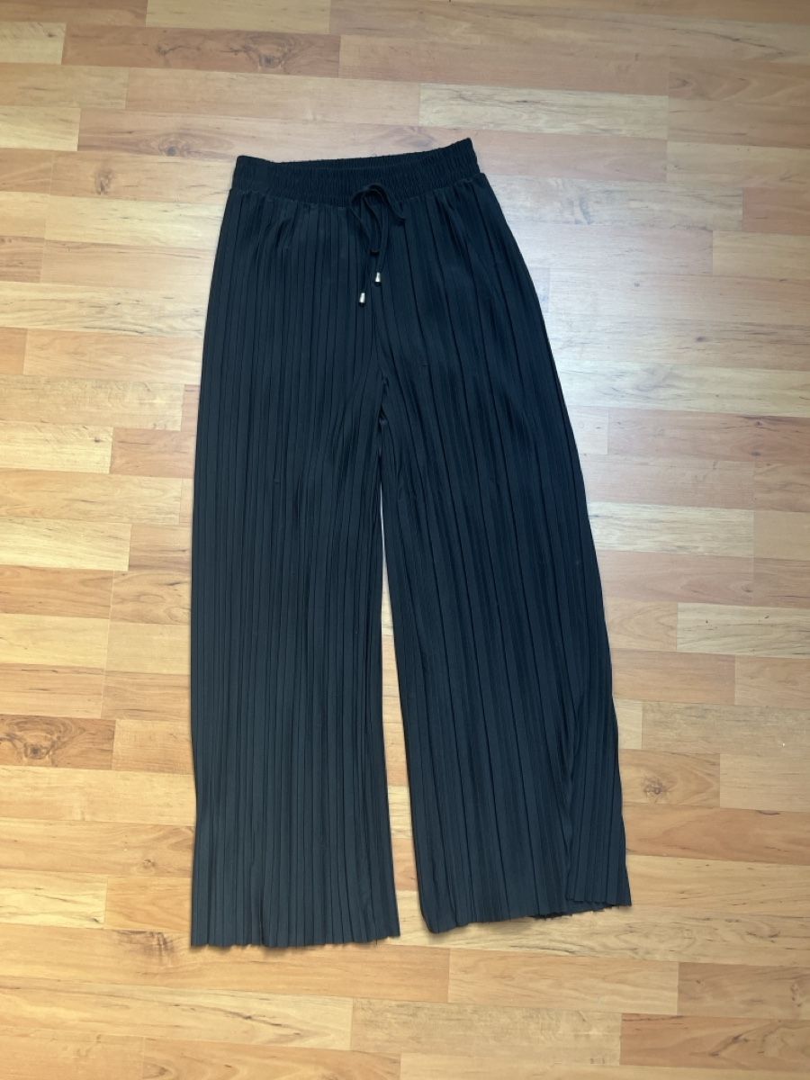 Hosen: Schwarz plissierte weite Hose – Gebraucht aus Seuzach von anina.k
