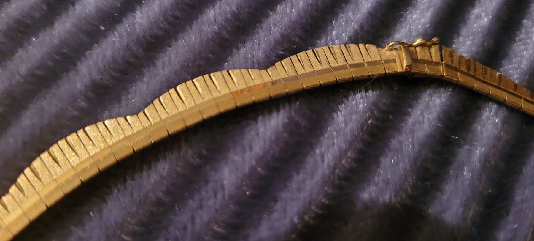 Ketten: Collier 750 Gelbgold PRECIOUS – Gebraucht aus Winterthur von Wohnhaus 2